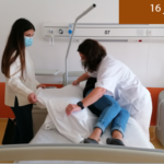 SIMULAÇÃO DE PRÁTICA DE POSICIONAMENTO EM CONTEXTO HOSPITALAR